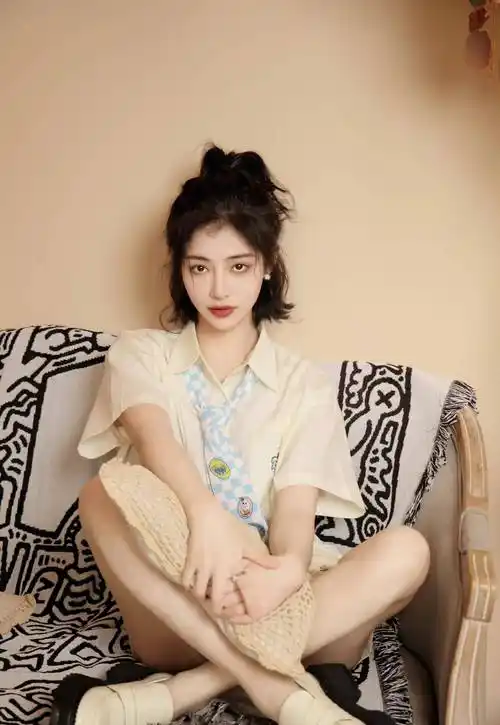 哇,这大长腿好白好细.是知性优雅,明丽大方的27岁许佳琪.张扬又活泼.