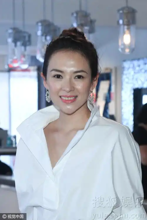 章子怡深v白衬衫现身派对 顶丸子头显优雅