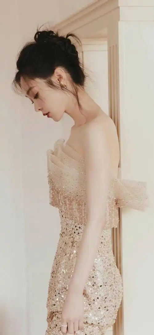 美女壁纸,宋轶穿哪套礼服好看,是雾霾蓝,是香槟色,还是红色