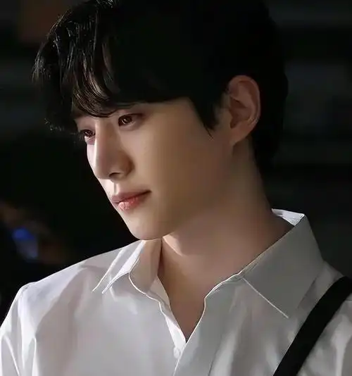 2pm出身的李俊昊,于2021年底出演古装剧《衣袖红镶边》人气大涨,俊昊