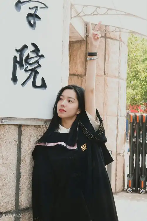 庄达菲北电毕业照9615 身穿学士服,笑容阳光灿烂……_高清图集