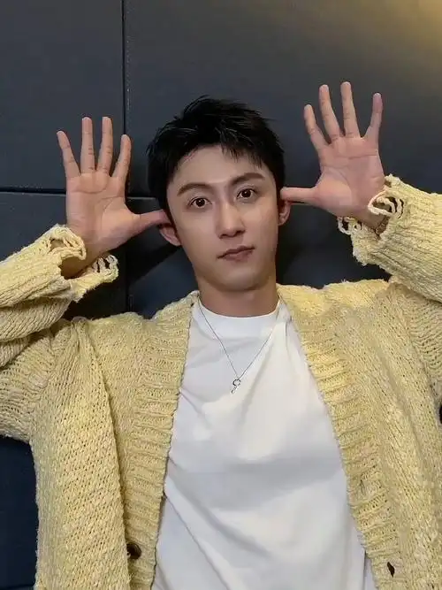 黄景瑜奶呼呼的照片真的太治愈了!