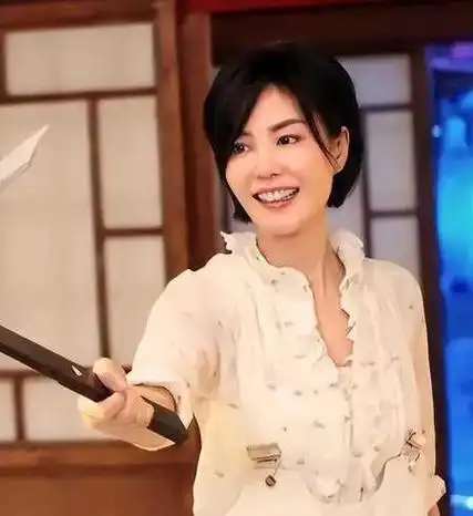 54岁王菲孕肚曝光,谢家喜添星二代,遗产棋局引发热议狂潮