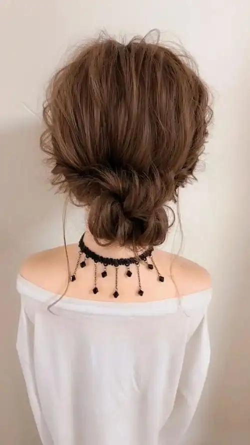 这一款编发非常适合中年女子,还显得年轻哦!