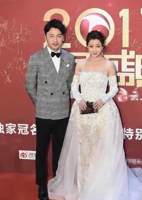 万茜产后首秀美乔欣却发福,胡一天裤子邋遢,她发型又糟糕_一身_裙子