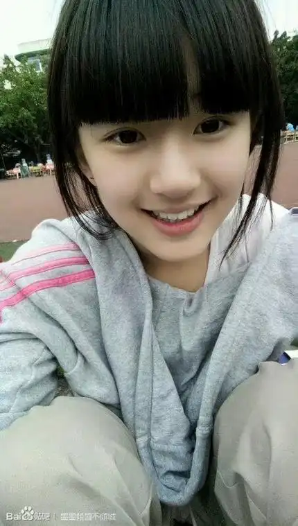 赵露思上学时期旧照#提到我老婆那我就不困了!从小美到大!