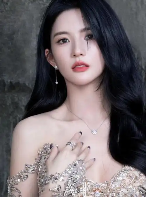 刘些宁在丝绸之路国际电影节上亮相,展现出独特的黑金魅力