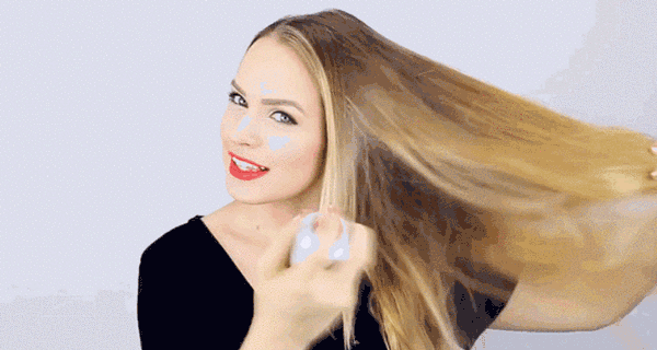 先将离子夹朝下夹住发根,并转360度拉向发尾,记得要将离子夹往脸的