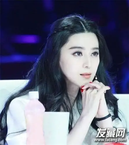 在范冰冰的发型中,这样的中分编发真的很常见呢,将刘海向后弄之后简单