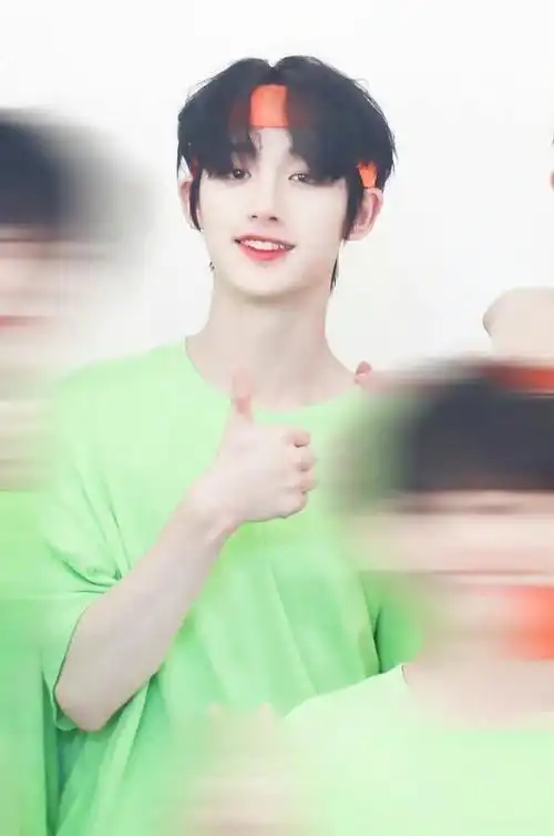 丁程鑫发带造型六宫格随拍