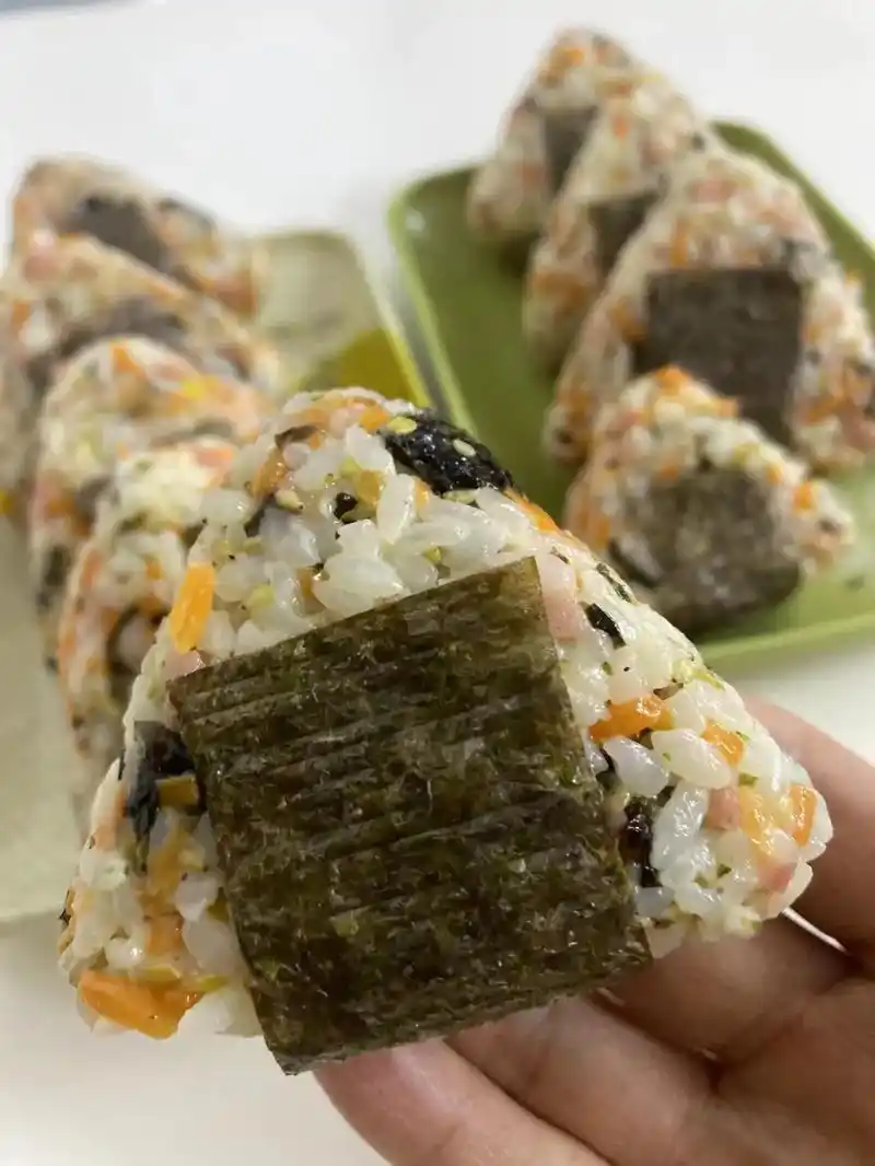 手捏三角饭团,好吃的哇塞哇塞的!一个饭团的用米饭量约为150 - 抖音