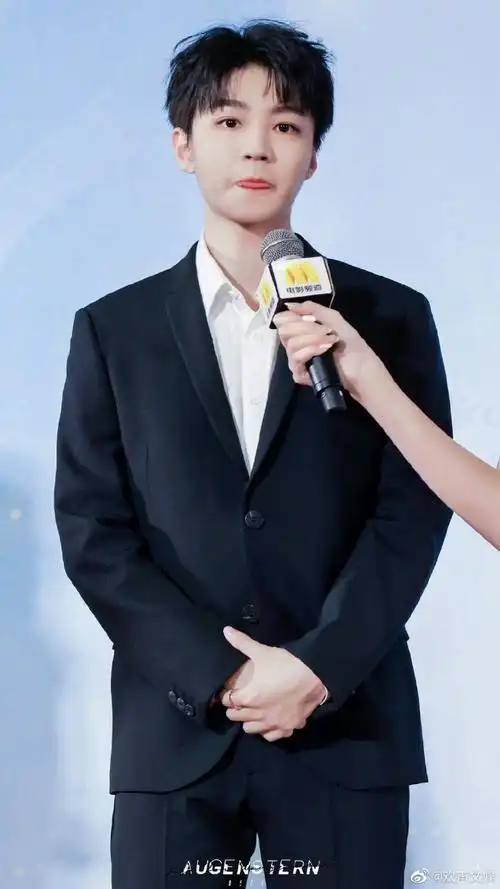 王俊凯大学生电影节红毯状态##王俊凯吐舌头好可爱