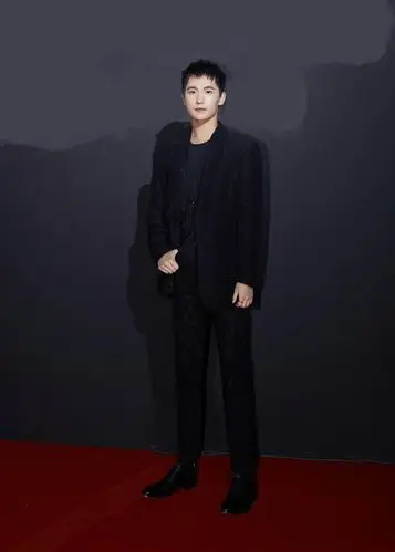 杨洋身着黑色西装现身时尚盛典 新发型酷帅有型尽显硬朗气质