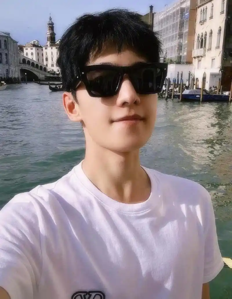 杨洋墨镜中简单的白色字母t不喜欢!