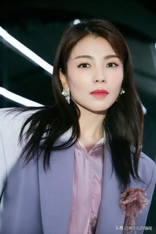 刘涛真会穿,一身蓝色鱼尾裙 蓝皮衣很时髦,温柔动人还高级|裙装|减龄