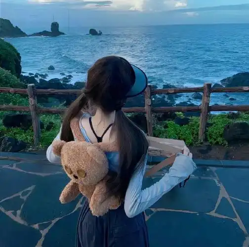 海边背影女生头像98