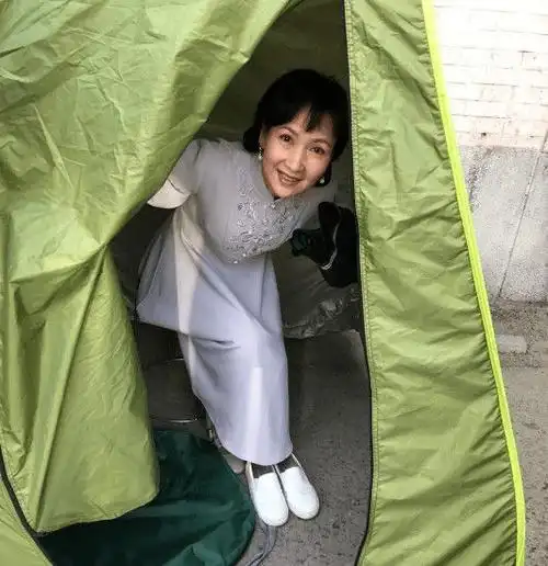 陈美琪干瘦身材穿旗袍没那韵味皮肤皱巴巴的但体态挺拔端正