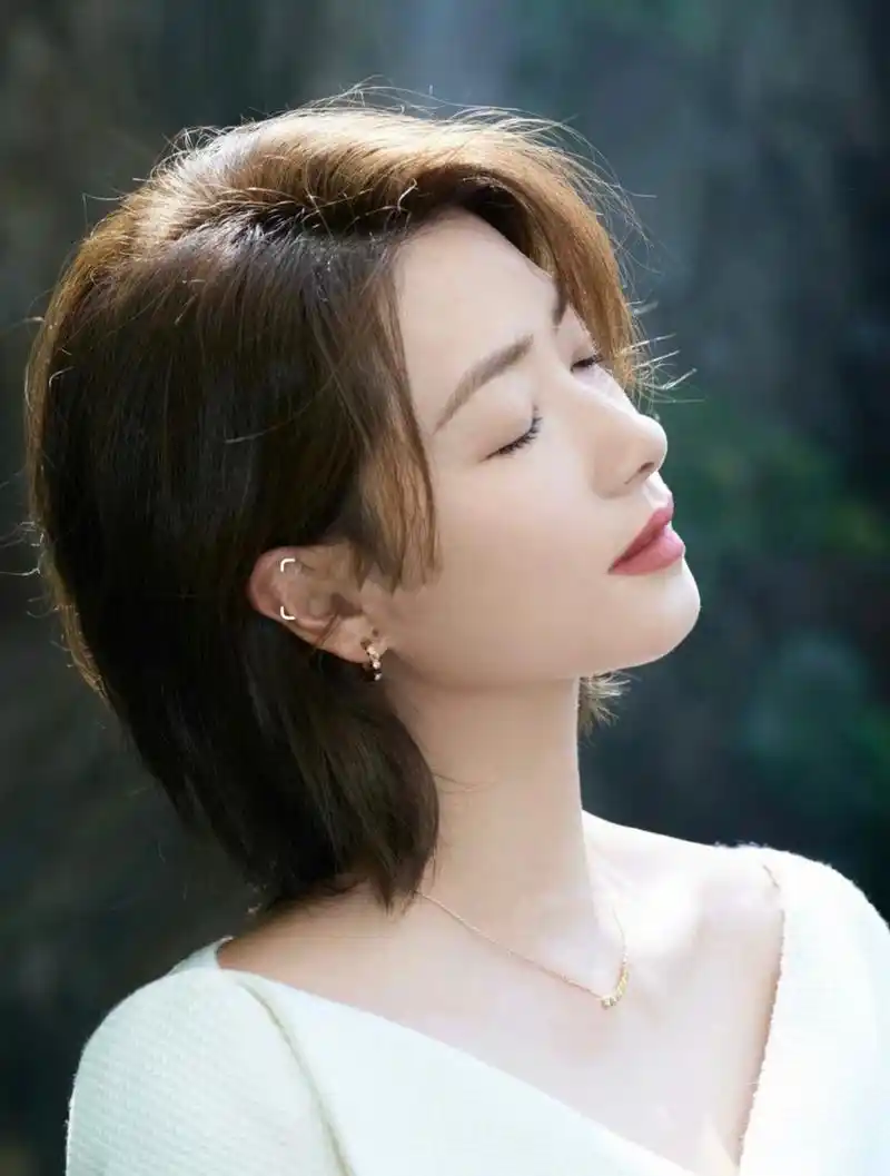 女神万茜短发,精致干练又不失女人味 干练随性的中性风很值得推荐