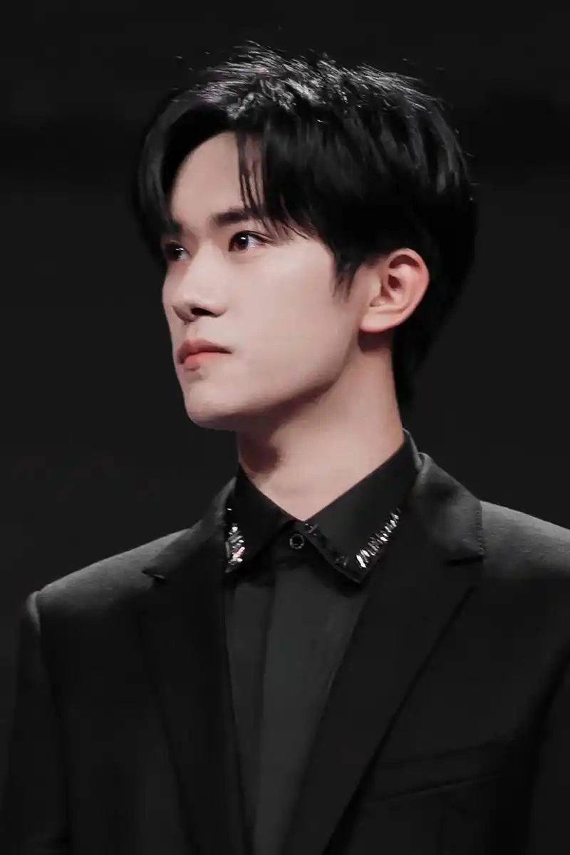 易烊千玺allblack