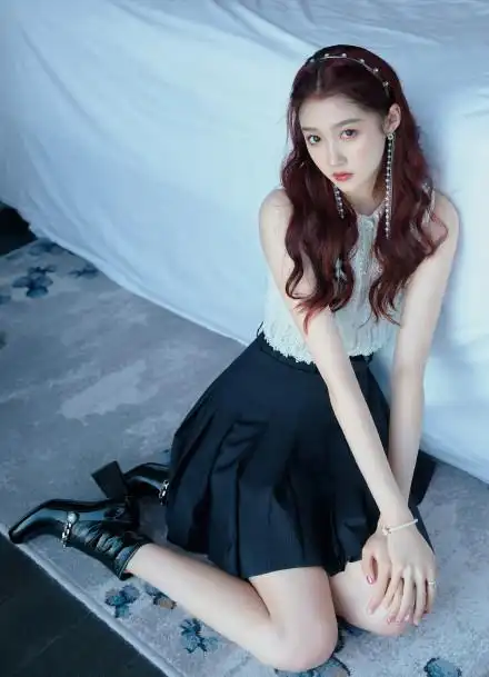 关晓彤蕾丝上衣搭短裙秀美腿珍珠编发精致可爱
