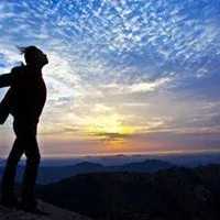 形容一个人在山巅的头像图片点击鼠标右键下载