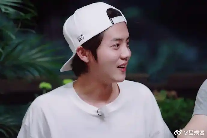 反戴帽子的鹿晗少年感满满,简简单单的一件白t也能穿的这么好看