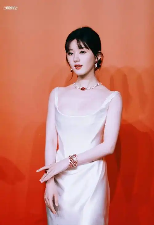 赵露思白色吊带连衣裙