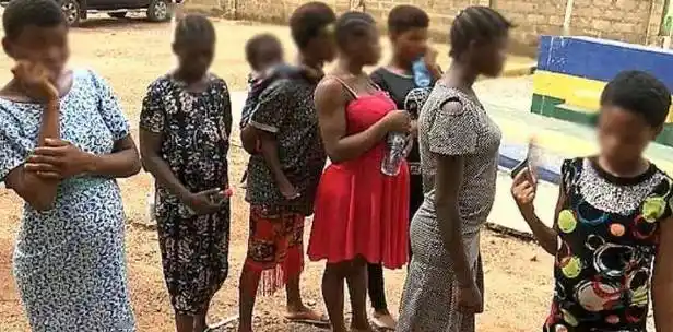 怀孕",警方抓捕了一个17岁男子,和十几个挺着大肚子的女人_尼日利亚