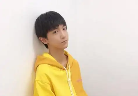 刚好让眉毛露出来,如此设计的男学生齐刘海短直发发型,会让青少年看