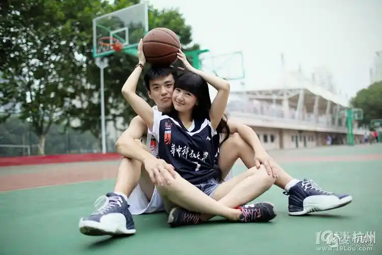 华中科大最萌身高差情侣拍唯美毕业照