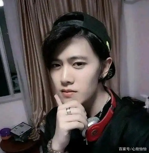 虽然这张照片也有刘海,但比前一张好多了 据说时间是屠刀,但对任嘉伦