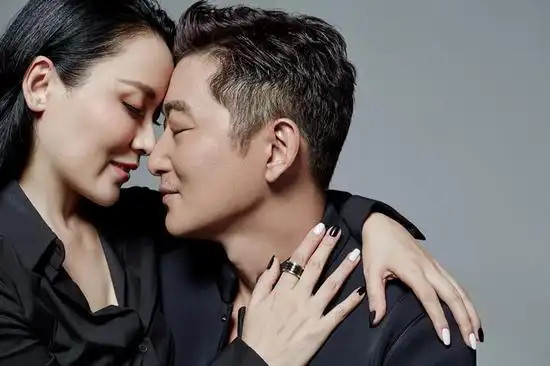 邵峰刘欣甜蜜写真 浓情演绎《叶落知秋》