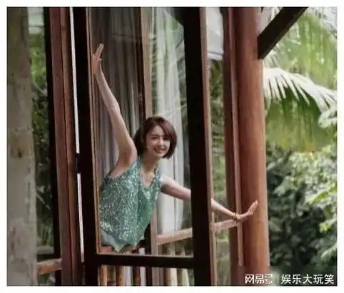 佟丽娅泰国自信旅拍温柔松弛魅力展现配文情调十足