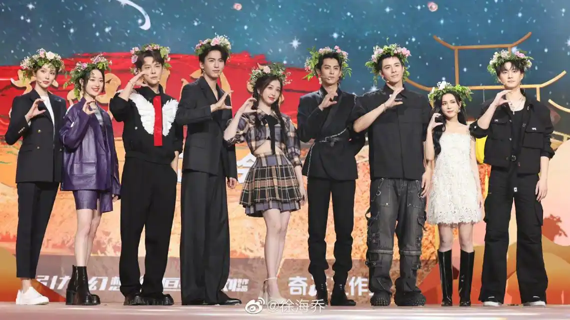 张凌赫身高有188公分,很多人站在他身边都会显得小鸟依人,比如与他