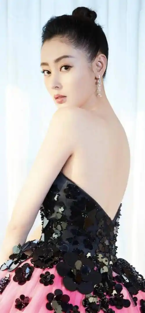 《雪中悍刀行》胭脂榜第一美人,南宫仆射扮演者张天爱时尚美图_演出