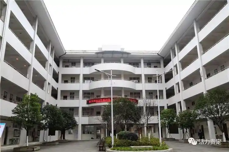 贵定县2019年统一面向社会招聘事业单位工作人员面试在贵定中学举行