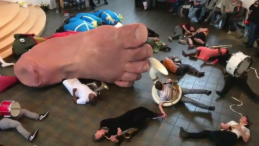 巨大脚掌把人踩在脚下,路人吓得落荒而逃