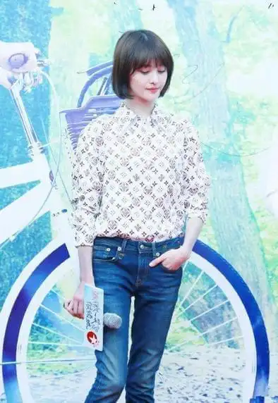 郑爽穿着是个穷酸姑娘却比赵丽颖美得太多