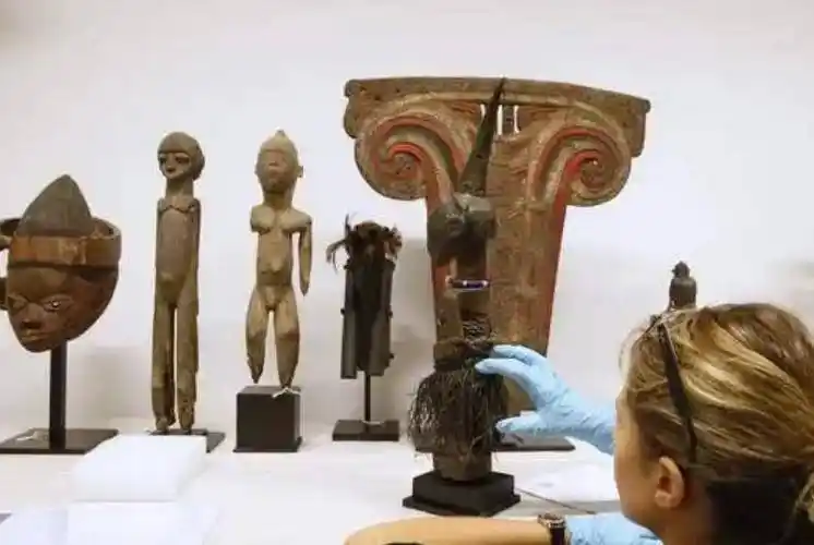 150多年的时间里,可怜的巴特曼就这样站在博物馆的玻璃箱内,接受着一