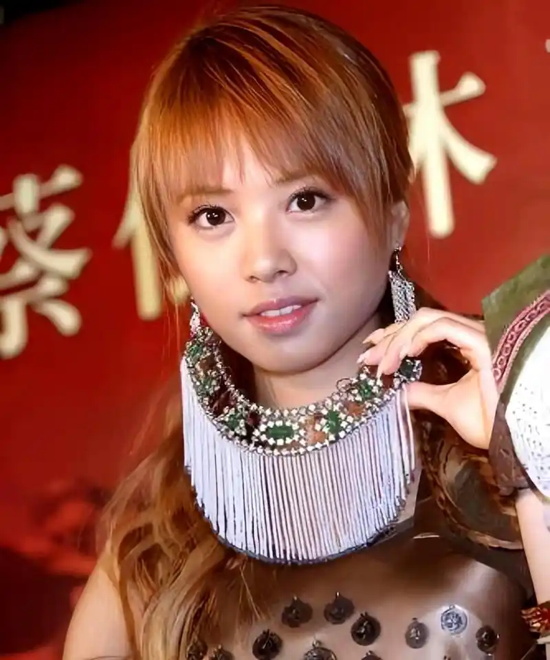 如果不仔细看,很难辨认出这些蔡依林的旧照是她本人!