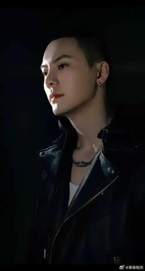 陈伟霆连续3天回何穗家#陈伟霆对寸头的精准把控!陈伟霆|陈伟霆超话