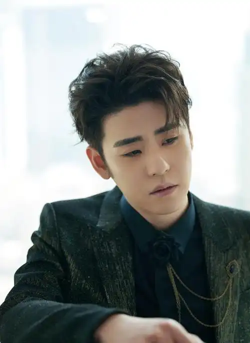 张云雷亮相tmea红毯造型,黑金西装搭配黑色玫瑰领结,复古优雅