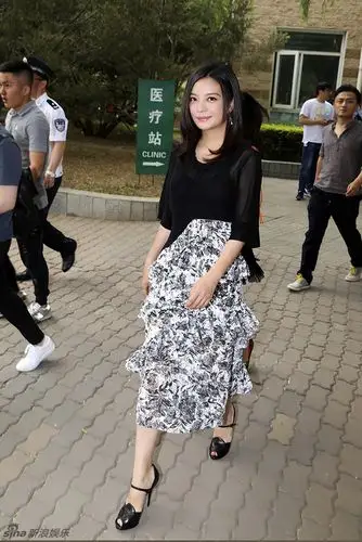 赵薇六一现身公益活动