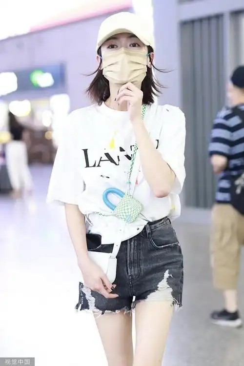 组图:吴谨言白t热裤穿搭清新美腿吸睛 斜挎两个小包抢眼又个性