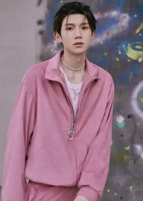 王源和粉色也太适合了吧,这个喉结杀真的是绝了,期待王源的舞台