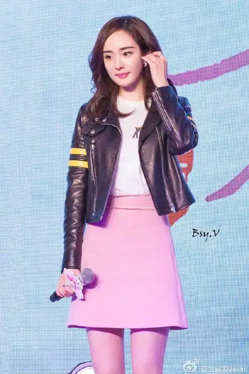 杨幂真不愧是带货女王简约的亮粉色裙装穿出优雅时尚范