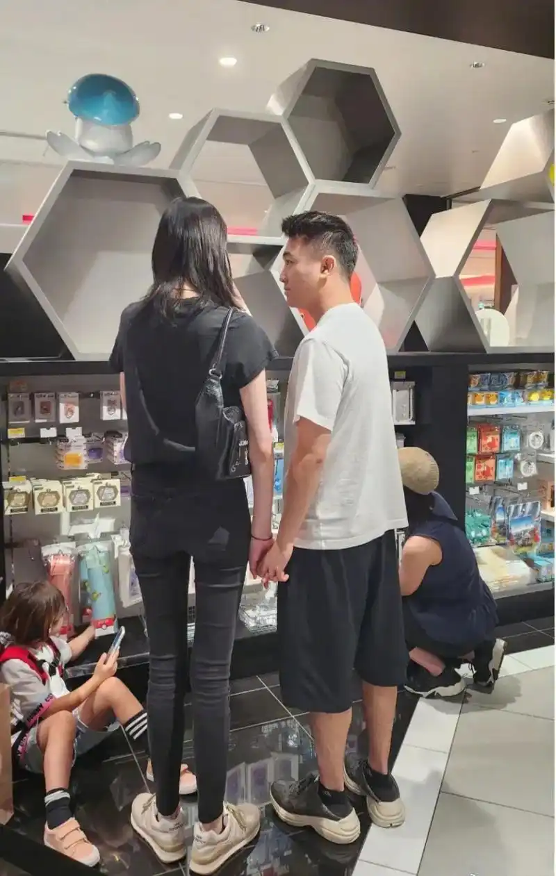 网友偶遇奚梦瑶何猷君,好直观的身高差,何猷君矮了奚梦瑶半个头,两个