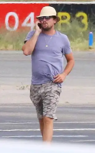 小李子与23岁嫩模女友在海滩约会,有颜值就就是任性