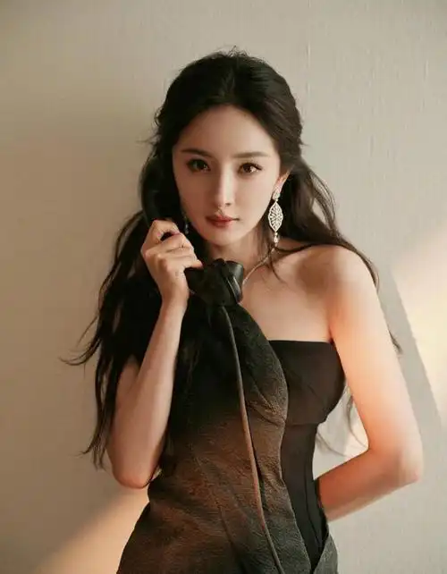 超养眼杨幂黑色吊带礼服写真