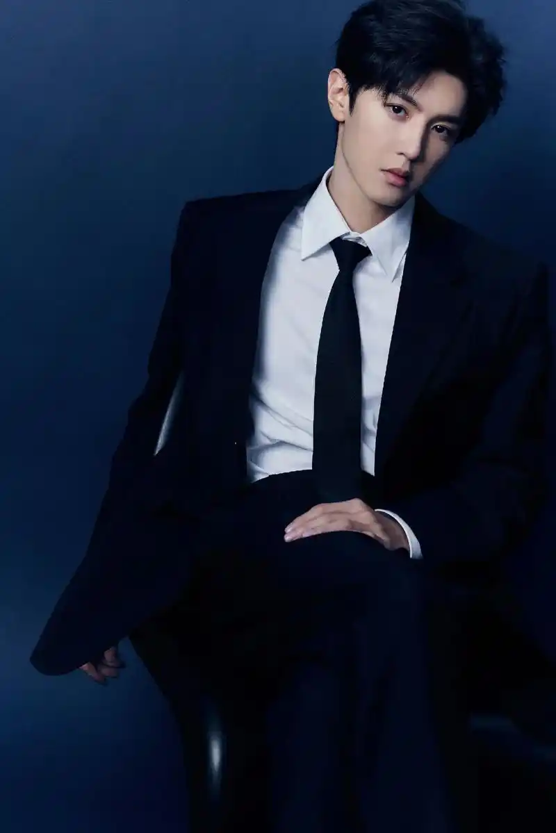 陈哲远白衬衣造型图 #西装杀 - 抖音